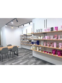 1階には“美のヒント”がたくさん♪話題のケア商品が揃うショップ併設！2階の施術では1階商品を体験できる*