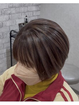 ショートヘア×白髪ぼかしハイライト