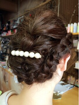 オーバーキャプテンネイキッド(OVER CAPTAIN NAKED) 編み込みルーズシニヨンアップスタイル