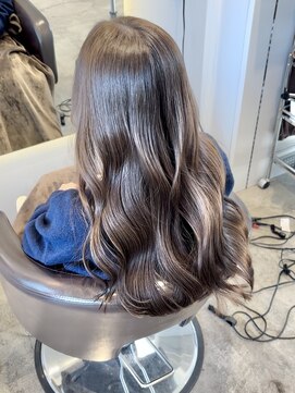 ケリーアン 太田(kelly.un) 透明感グレージュ / うる艶ミディ / 群馬太田