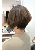 白髪ぼかしカラーオリーブベージュ ×エアリーハンサムボブ