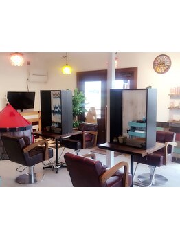 “DIY”のインテリアが並ぶ、こだわりの詰まったお洒落空間♪ハワイアンの流れる店内で癒されて・・☆