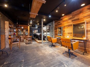 ルーム たまプラーザ(RooM)の写真/さまざまなお店のならびにある美容室