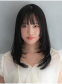 透け感ダークカラー × ミディアムレイヤー