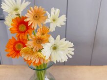 ミント(mint)の雰囲気（カウンターには季節ごとのお花達を♪）