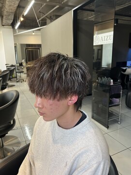 アイズ 海老名(AIZU) 緩めツイストスパイラルパーマ　ホワイトメッシュ　ハイライト