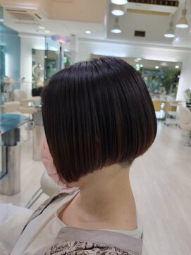 クオーター(QUARTER) 刈り上げ前下がりグラデーションボブ