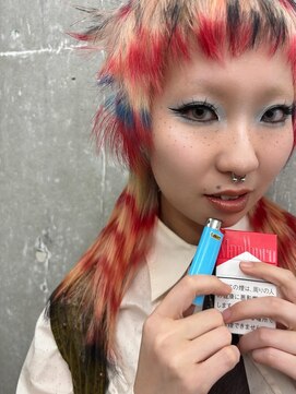 オーン 渋谷(OOn) レッド×ブラック×ブルーのコントラストデザイン