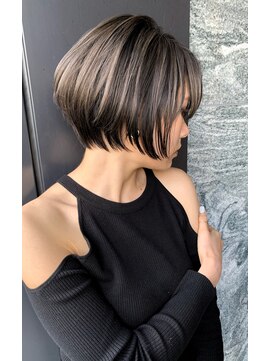 トルネード(TORNADO) 前下がりグレージュハイライトショートボブ