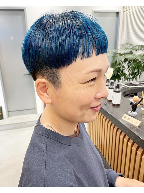 青髪マッシュ刈り上げベリーショートスタイル