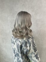 ミューバイケンジ(miu by KENJE)&nbsp;miu&橋本愛海　ブリーチ2～3回でホワイトシルバー