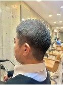 刈り上げグレーヘアフェードカットメンズバーバースタイル
