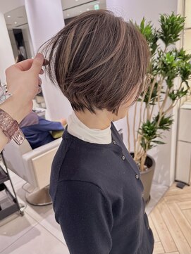 ステア ケース(stair case) 大人ハイライト白髪ぼかしミルクティーグレージュショートボブ