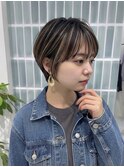 顔まわりハイライトの丸みショート 前髪ありショートカット20代