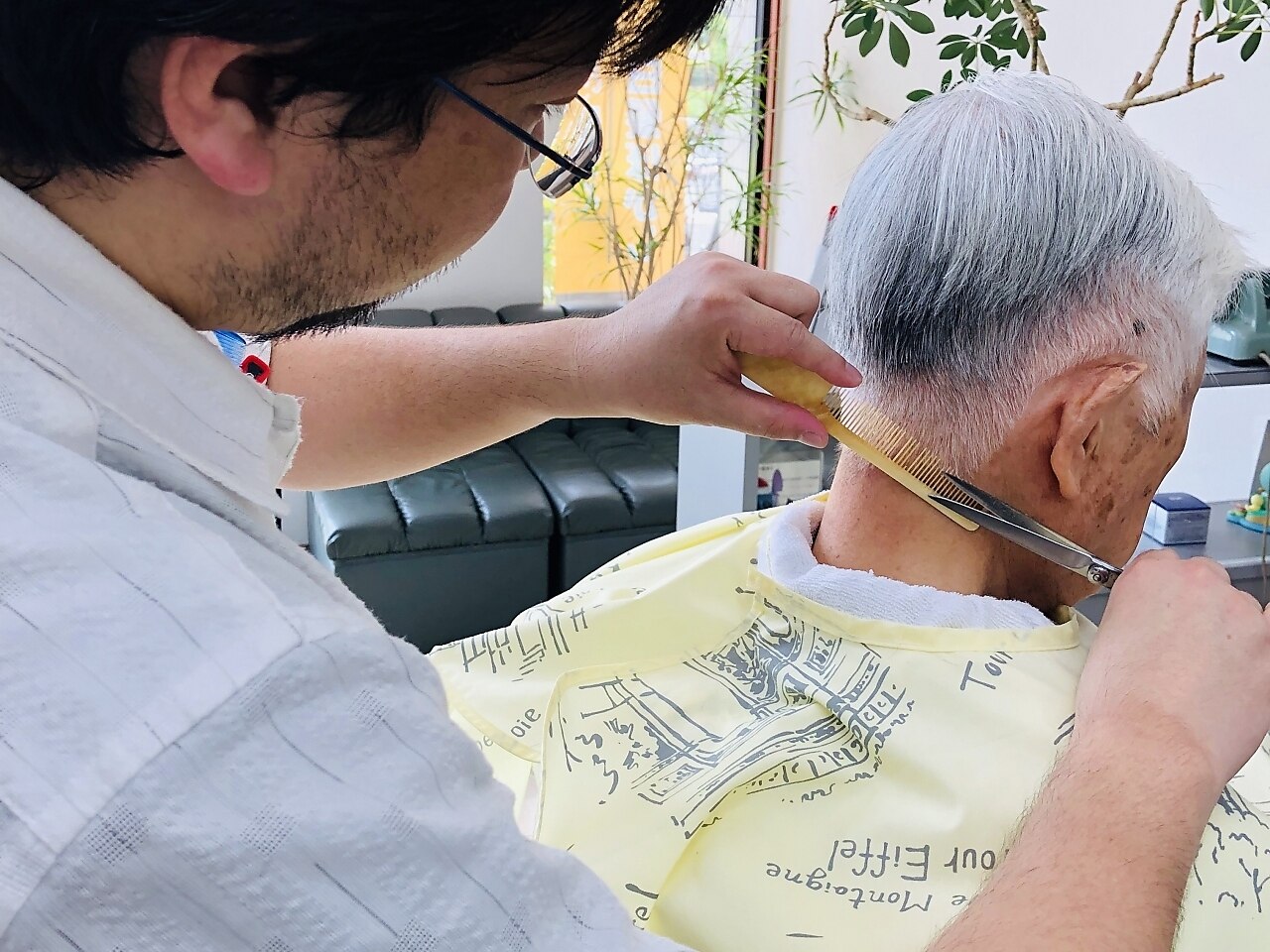 陶器理髪師 19 太田良明さん 〜 菊坂に入ってすぐ左に床屋さんのぐるぐるが