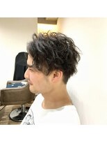 ジルチ ヘアワークス(ZILCH hair works) センター分けスパイラルショート