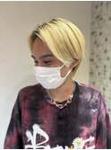 センターパート×ナチュラルツーブロック｜金髪メンズスタイル