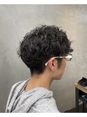 センターパートアップバングツーブロックメンズスパイラルパーマ