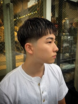 ビンゴ(BINGO) 2151黒髪金メッシュ刈り上げスキンフェードビジネスサイドパート