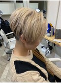 《tomi》刈り上げショート×ホワイトベージュ