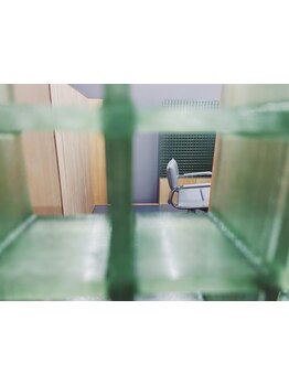 3席の半個室。周りの目も気にならない、ゆったり過ごせる店内は大人世代が一人の時間を大切にできる空間◇