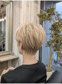 ホワイトブロンド白髪を生かして金髪ショート　40代50代60代