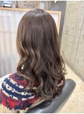 透明感のあるアッシュカラーのロングヘア