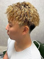 ディスイズバーバーフォース(THIS IS BARBER 4th)&nbsp;メンズパーマ ブリーチ ハイトーンカラー ツーブロック 眉毛