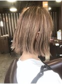 ベージュ