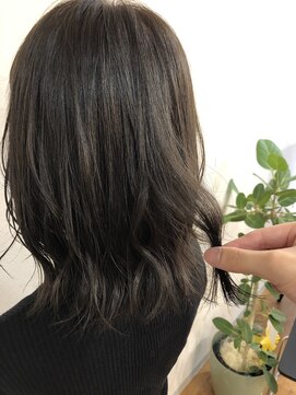 シキ(Shiki) ミディアム/グレージュ