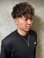 ディスイズバーバーサード(THIS IS BARBER 3rd)&nbsp;ツイストスパイラルパーマ ツーブロックマッシュ ベージュ