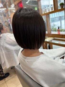 スタジオ アルファプラス 日暮里店(studio α+) ステップボーンカットカットボブショートハイライト白髪ぼかし