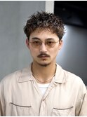 ラフな質感の無造作パーマ×スパイキーショートスタイル