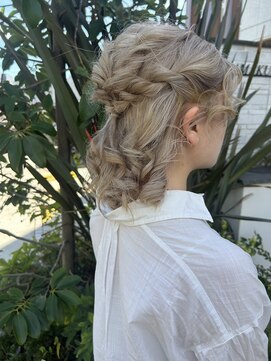 ユートゥイーズ 鎌倉(U too e's) 《U too e's鎌倉》編み込みハーフアップヘアアレンジ/結婚式参列