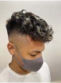 10代20代◎短髪メッシュスキンフェードカーリーヘア