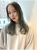 カーキグレージュのミディアムウルフ