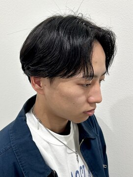 ヒュイル バイ ニアウ(Hwyl by Niau) センターパートニュアンスパーマメンズカットパーマ直毛毛流れ