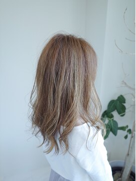 クロエバイラヴィズム 古町西堀通店(CLOE by LUVISM) チラ見えハイライトがオシャレなヌーディーベージュ