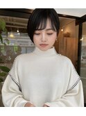 透け感のある前髪とアシメ感で、品のあるショートヘアに。