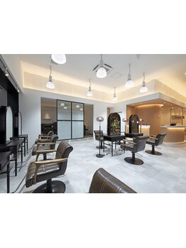 高い技術と丁寧な接客、大人女性のお悩みに寄添ったケア商材もご用意◎あなたの魅力を引き出すお手伝いを♪