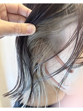 トレパルッキエーレ(tre parrucchiere) ［-tre-］シルバーインナーカラー　20代/30代/40代