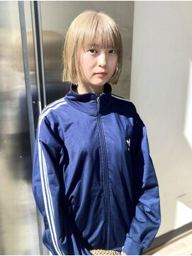 クイン(qin) ブロンドベージュぱつっとボブ