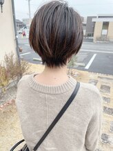 シキ(SIKI) ショート ショートボブ アッシュブラウン 大人可愛い 耳かけ