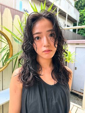 アデ オモテサンドウ(ade omotesando) 柔らかいパーマとレイヤーで作るおしゃれ女子ウルフヘア