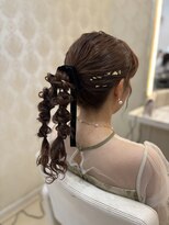 フレア(FLAiR) 20代30代結婚式お呼ばれヘアポニーツインスタイル金箔リボン