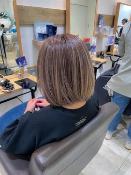 ミラバイケンジ 藤沢(Mira by KENJE) 白髪ぼかし細めハイライト30代40代50代シアーカラーセミディ