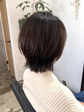 ヴィップルーム(viproom) ツヤ髪スタイルニュアンスカラーショートボブセンターパート