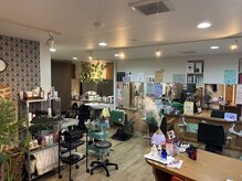 ヘアースタジオ カラーの雰囲気（清潔感のあるサロンでゆったりお過ごし頂けます。）