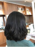 ふんわりと重なり合う毛先のカールが品よく華やか