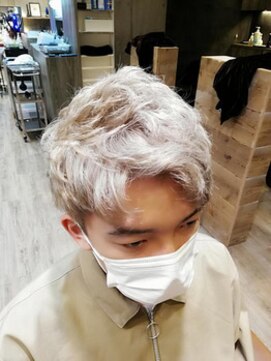 レガロ 北口店(REGALO) ハイトーン×ホワイティアッシュ×アップバング×ショート/50代